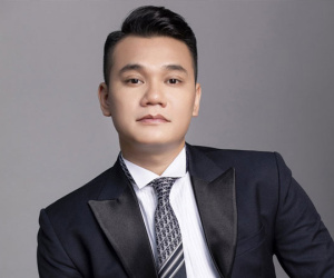 Không kêu gọi quyên góp, ca sĩ Khắc Việt tự nguyện chuyển 500 triệu đồng vào quỹ Mặt trận Tổ quốc Việt Nam để giúp đỡ bà con miền Trung sau cơn bão Noru