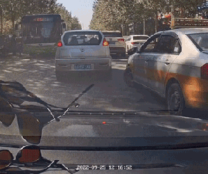 Vô ý thức ném vỏ chai nước ra giữa đường, tài xế taxi nhận lại cú đáp trả đầy bất ngờ