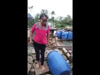 Clip: Chỉ nước mắt và đổ nát còn sót lại trong gia đình miền Trung sau bão số 4