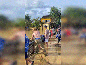Hội An chìm trong nước sau bão số 4 và hành động đẹp của những vị 'khách Tây'