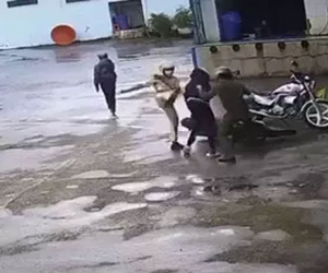 Người dân chứng kiến lên tiếng về vụ tổ cảnh sát đánh đá liên tục thiếu niên