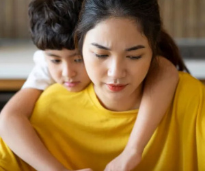 Đang lớn tiếng mắng con, chồng quát một câu khiến tôi giật mình