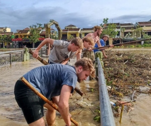 Du khách nước ngoài dọn rác sau bão ở Hội An