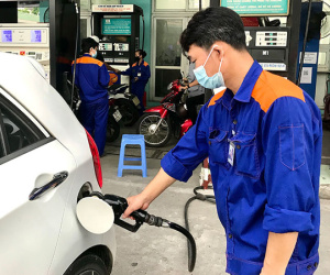 Giá xăng trong nước tiếp tục giảm mạnh?