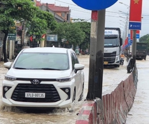 Ô tô xếp hàng bì bõm trong nước lũ trên Quốc lộ 1A