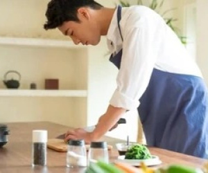 Từ sau bữa ăn ở nhà sếp, chồng tôi đột ngột chăm chỉ làm việc nhà