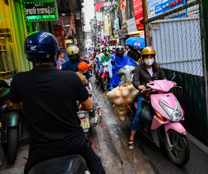 Vẹo người lái xe máy qua lối đi 'con kiến' ở Hà Nội