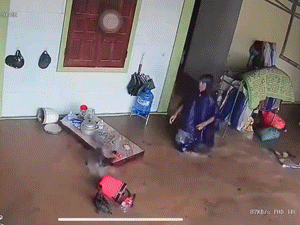 Xót xa nhìn gia đình gom nhặt từng vật dụng khi nước lũ dâng cao ở Nghệ An