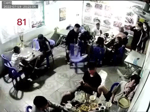 Nghị bị nhìn đểu, nhóm thanh niên đánh hội đồng dã man người cùng quán nhậu