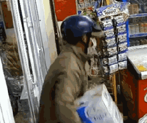 CLIP: Khó tin gã đàn ông 'kén chọn' khi gây án
