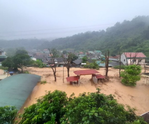 Lũ quét cuốn trôi nhiều nhà dân, hơn 230 hộ bị cô lập