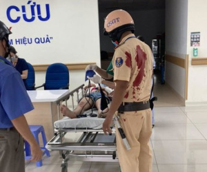 MXH khen ngợi anh CSGT đưa cô gái bị nạn đi cấp cứu, áo dính đầy máu
