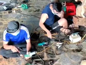 Cắm nhầm dây điện, thanh niên khiến đồng nghiệp suýt 'ra đi chân lạnh toát'