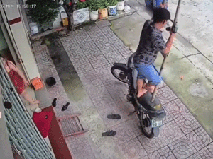 'Há hốc mồm' với pha bắc thang liều lĩnh của người đàn ông, đáng chú ý nhất là hành động của người vợ ngay bên cạnh