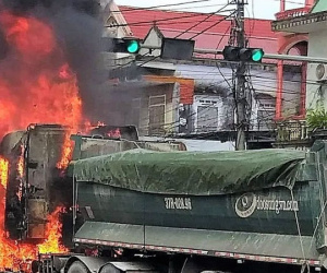 Dừng đèn đỏ, xe đầu kéo bất ngờ bốc cháy, tài xế may mắn thoát chết