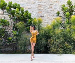 Diện 'váy dát vàng', hot girl hở nguyên vòng 3 phản cảm