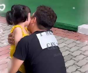 Nhã Phương khiến dân tình 'tan chảy' khi tung đoạn clip con gái thơm má Trường Giang thắm thiết, tiết lộ nhóc tì rất biết nịnh ba