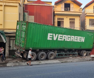 Hiện trường xe container đâm xuyên qua 3 nhà dân ven quốc lộ