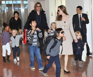 Angelina Jolie đệ đơn tố Brad Pitt bóp cổ, đánh vào mặt con