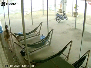Xôn xao đoạn clip mẹ đặt con vào võng quán bên đường rồi bỏ đi