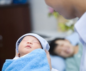 Vợ đi sinh, chồng khiến mọi người cười lăn: 'Vợ con mở 2 mét rồi', 'Sau bao nhiêu ngày em bé mới mở mắt?'