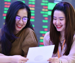 Thế giới rực rỡ, cổ phiếu Việt đồng loạt tăng mạnh từ đáy 20 tháng