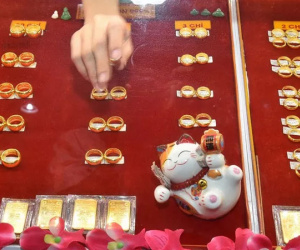 Giá vàng hôm nay 5-10: USD bị bán tháo, vàng tiếp tục vọt lên