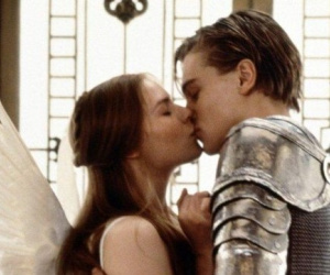 Nụ hôn đầu tuyệt đẹp trong 'Romeo và Juliet'