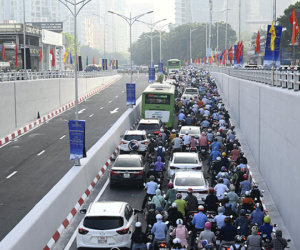 Sau thông xe, phương tiện đi lại qua hầm chui Lê Văn Lương thế nào?