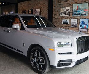 Cận cảnh Rolls-Royce Cullinan Black Badge 'màu độc', gần 40 tỷ ở Hà Nội