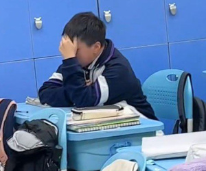 Cậu bé ngồi ôm mặt khóc trong lớp vì kết quả thi chỉ đạt 147/150 điểm, dân tình: 'Nỗi đau này mình không hiểu được'