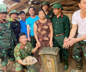 Bộ đội đào được két sắt có nhiều tiền, vàng trả lại dân bị lũ quét