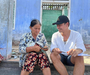 Bị netizen chê 'hơi xáo và cải lương' khi chia sẻ về chuyện làm từ thiện, MC Phan Anh đáp trả khéo léo