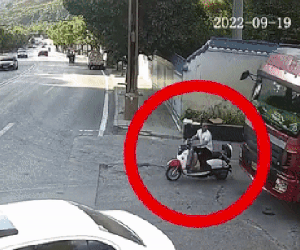 Clip: Thoát chết trong gang tấc nhờ 'bỏ của chạy lấy người'