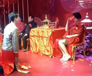Giữa đám cưới, chú rể phát hiện mẹ vợ là bạn gái cũ, mẹ vợ cúi đầu không dám nhìn mặt con rể