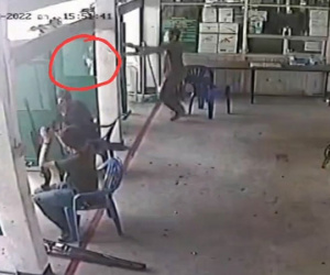 Nhân viên trường bắn cướp súng ngay trên tay người đàn ông định tự sát