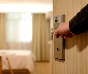 Sau chuyến công tác, tôi chết lặng phát hiện vợ đưa trai trẻ về nhà