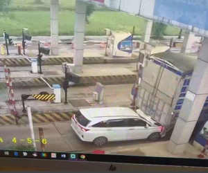 Ô tô con nát đầu do húc đuôi xe tải, 'lộ mặt' 18 lần trốn trạm thu phí