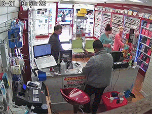 Clip: Khó tin với màn dàn cảnh ăn trộm 'ngờ nghệch' của hai nữ khách hàng nhưng vẫn khiến chủ tiệm mất cảnh giác