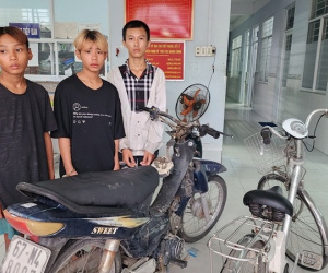 Đang tại ngoại để điều tra, 3 thiếu niên vẫn mang dao đi chặn cướp học sinh