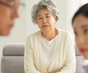 Vào ngày chia tài sản, chúng tôi bất ngờ với sự có mặt của cô hàng xóm