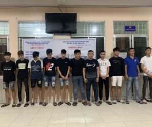 Hẹn đối thủ 'huyết chiến' nhưng không gặp, đập phá ô tô người đi đường