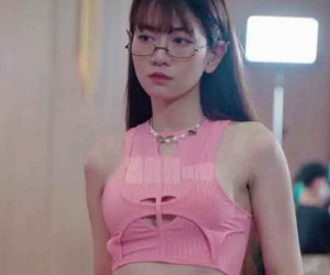 Lê Bống bị chụp lén, nhan sắc thật hiện rõ qua cam thường