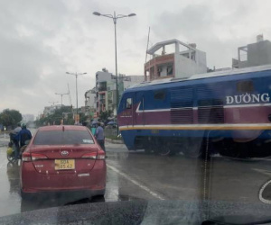 Gác chắn quên hạ, tàu trên đường vào ga Sài Gòn phải dừng khẩn cấp