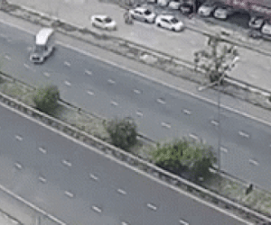Video: Xe bán tải làm xiếc lật nghiêng 20m và cái kết không thể may mắn hơn