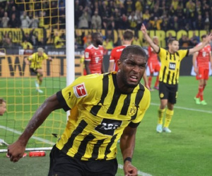 Ghi bàn ở phút 95, Dortmund xuất sắc giành lại 1 điểm từ Bayern