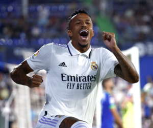 Militao đưa Real chiếm ngôi đầu bảng của Barca