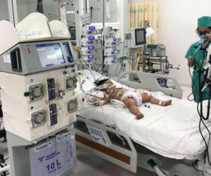 Bé 1 tuổi nguy kịch vì uống nhầm chai xăng để trong tủ lạnh