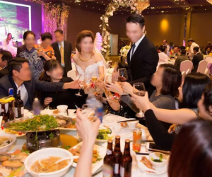 Tranh cãi cô dâu chú rể bắt khách mời uống rượu, không uống đi về