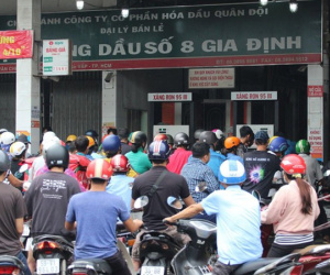 Xếp hàng từ đêm đến sáng đổ xăng ở TPHCM, có người thất vọng dắt xe về